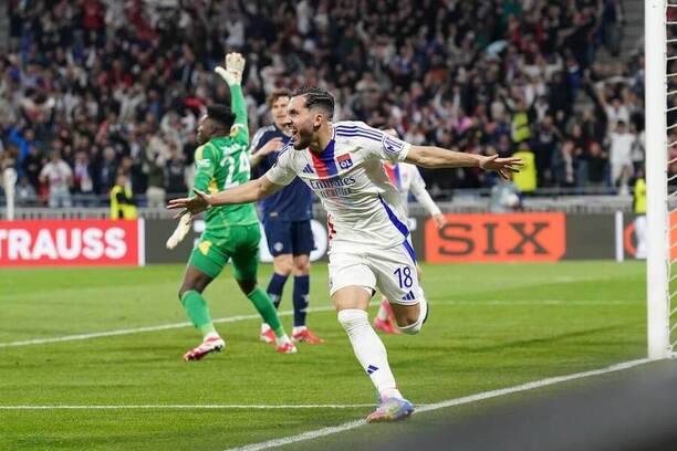Rayan Cherki slaví vyrovnávající gól proti Manchesteru United, ČF Evropské ligy 2024–25