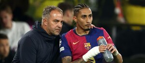 Hansi Flick a Raphinha během čtvrtfinálové odvety Ligy mistrů mezi Dortmundem a Barcelonou