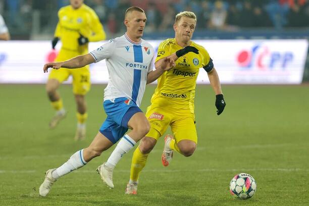 Klání 21. kola Chance Ligy 2024/25: Zleva ostravský záložník Jiří Boula a hráč Olomouce Filip Zorvan
