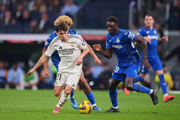 Záložník Realu Madrid Brahim Díaz bojuje o míč s Cobou Gomezem da Costou z Getafe