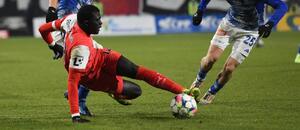 Malick Diouf v souboji s olomouckými zadáky, Sigma Olomouc - Slavia Praha 1:2 Malick Diouf v souboji s olomouckými zadáky, Sigma Olomouc - Slavia Praha 1:2