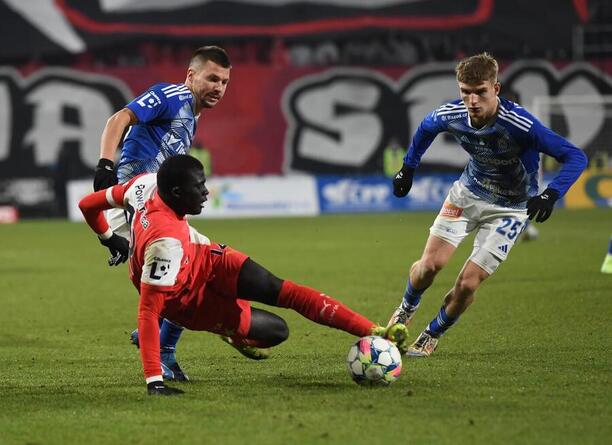 Malick Diouf v souboji s olomouckými zadáky, Sigma Olomouc - Slavia Praha 1:2