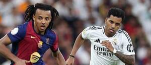 Obránce Barcelony Jules Koundé (vlevo) a Rodrygo, útočník ve službách Realu Madrid