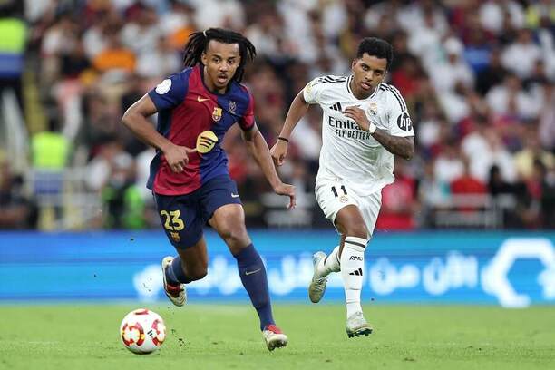 Obránce Barcelony Jules Koundé (vlevo) a Rodrygo, útočník ve službách Realu Madrid