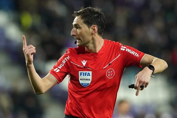 Rozhodčí Ricardo de Burgos Bengoetxea v zápase španělské La Ligy