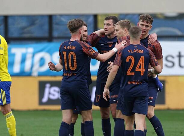 Chance Národní Liga 2024/25: Hráci Vlašimi se radují z gólu do sítě Zlína