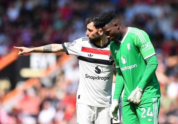 Bruno Fernandes a Andre Onana z Manchesteru United, 34. kolo Premier League 2024–25