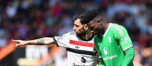 Bruno Fernandes a Andre Onana z Manchesteru United, 34. kolo Premier League 2024–25 Bruno Fernandes a Andre Onana z Manchesteru United, 34. kolo Premier League 2024–25