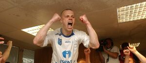 Pavel Besta se raduje z titulu Baníku v sezoně 2003/2004 Pavel Besta se raduje z titulu Baníku v sezoně 2003/2004