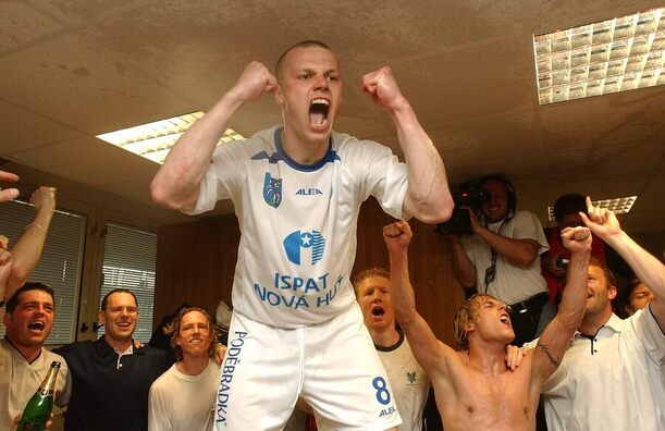 Pavel Besta se raduje z titulu Baníku v sezoně 2003/2004