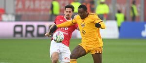 David Šimek a Kevin-Prince Milla v zápase Pardubic s Duklou