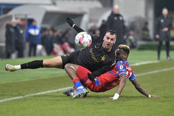 Tomáš Chorý v souboji se Sampsonem Dwehem, 23. kolo Chance Ligy 2024/25 Plzeň - Slavia 1:3