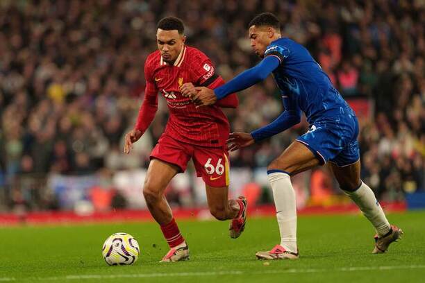 Alexander-Arnold v dresu Liverpoolu během utkání proti Chelsea. Na snímku s Colwillem