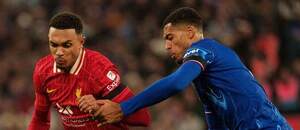Alexander-Arnold v dresu Liverpoolu během utkání proti Chelsea. Na snímku s Colwillem