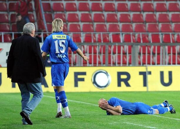 Aleš Besta leží na trávníku po zásahu Tomáše Řepky, Sparta - Brno 1. česká fotbalová liga 2007/08