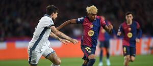 Francesco Acerbi a Lamine Yamal během úvodního semifinále Ligy mistrů