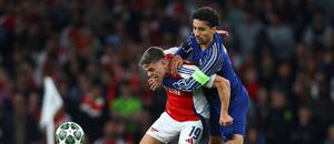 Leandro Trossard a Marquinhos během úvodního semifinále Ligy mistrů