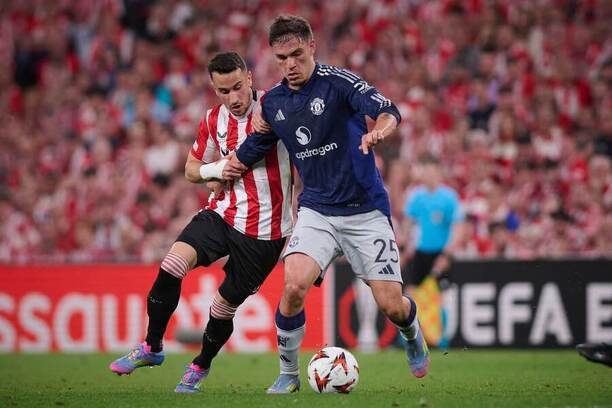 Alex Berenguer z Bilbaa a Manuel Ugarte z Manchesteru United, semifinále Evropské ligy 2024–25
