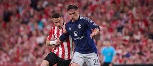 Alex Berenguer z Bilbaa a Manuel Ugarte z Manchesteru United, semifinále Evropské ligy 2024–25