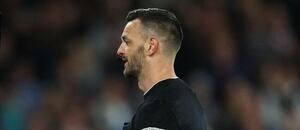 Rozhodčí Andy Madley přezkoumává situaci za pomocí VAR Rozhodčí Andy Madley přezkoumává situaci za pomocí VAR