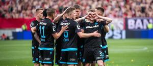 Fotbalisté Viktorie Plzeň se ve 2. kole nadstavby Chance Ligy radují z gólu do sítě Slavie