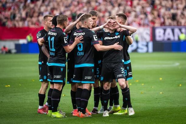 Fotbalisté Viktorie Plzeň se ve 2. kole nadstavby Chance Ligy radují z gólu do sítě Slavie