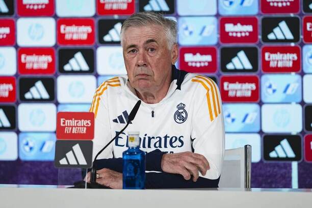 Trenér Realu Madrid Carlo Ancelotti na tiskové konferenci před El Clásicem v květnu 2025