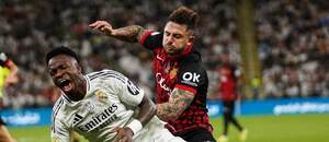Španělský Superpohár 2025: Vinícius Jr. v dresu Realu Madrid během pádu po souboji o míč