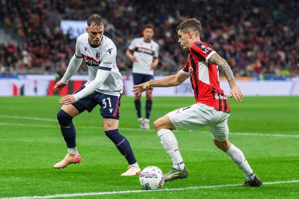 Sam Beukema a Christian Pulišić v zápase Serie A mezi AC Milán a Bolognou