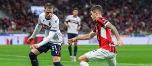Sam Beukema a Christian Pulišić v zápase Serie A mezi AC Milán a Bolognou