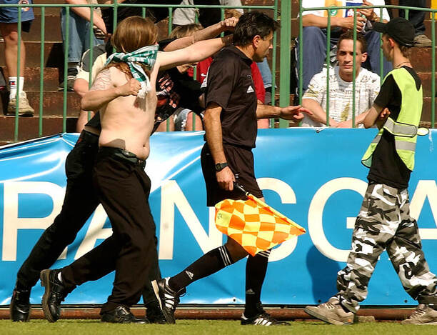 Zápas mezi Bohemians a Spartou byl v roce 2003 ukončen po inzultaci pomezního rozhodčího