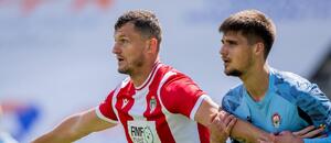 Tomáš Necid v souboji s obránci, FK Viktoria Žižkov, 29. kolo Chance Národní Ligy Tomáš Necid v souboji s obránci, FK Viktoria Žižkov, 29. kolo Chance Národní Ligy