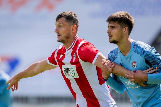 Tomáš Necid v souboji s obránci, FK Viktoria Žižkov, 29. kolo Chance Národní Ligy