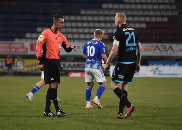 Sudí Lukáš Machač, Filip Zorvan z Olomouce a Václav Jemelka z Plzně, 20. kolo Chance Ligy 2024–25