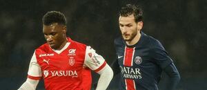 Khvicha Kvaratskhelia z PSG (vpravo) nahání Aurelia Butu hájící barvy Stade Reims Khvicha Kvaratskhelia z PSG (vpravo) nahání Aurelia Butu hájící barvy Stade Reims