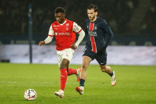 Khvicha Kvaratskhelia z PSG (vpravo) nahání Aurelia Butu hájící barvy Stade Reims