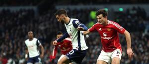 Rodrigo Bentancur z Tottenhamu a Harry Maguire z Manchesteru United, 25. kolo Premier League 2024–25