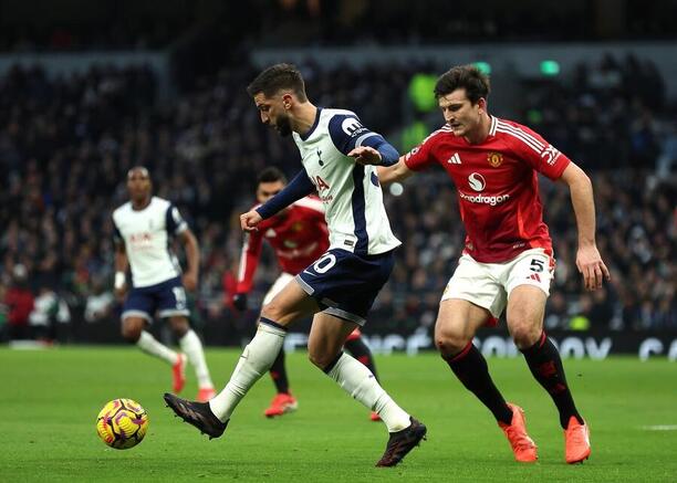 Rodrigo Bentancur z Tottenhamu a Harry Maguire z Manchesteru United, 25. kolo Premier League 2024–25
