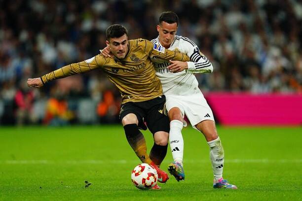 Ander Barrenetxea z Realu Sociedad (vlevo) a Lucas Vázques v barvách Realu Madrid