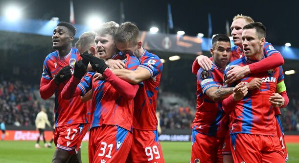Hráči Viktorie Plzeň slaví gól proti Ferencvárosi, play off Evropské ligy 2024–25