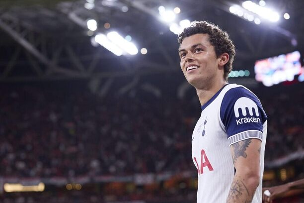 Tottenham ukořistil trofej, na fotce střelec gólu Brennan Johnson