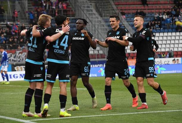 Fotbalisté Viktorie Plzeň se radují z gólu do sítě Olomouce