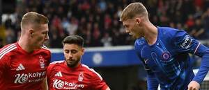 Premier League 2024/25: Zleva na snímku Elliott Anderson a Alex Moreno z Nottinghamu snažící se připravit o míč Colea Palmera v barvách Chelsea