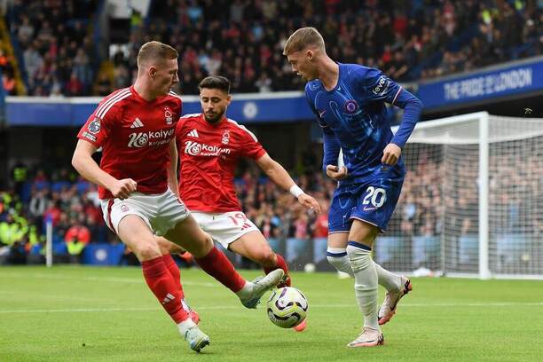 Premier League 2024/25: Zleva na snímku Elliott Anderson a Alex Moreno z Nottinghamu snažící se připravit o míč Colea Palmera v barvách Chelsea