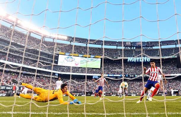 MetLife Stadium bude hostit finále MS 2026 ve fotbale, na snímku Diego Costa dává gól v dresu Atleti