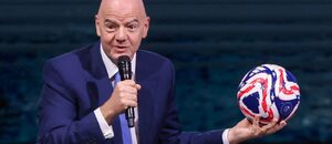 Gianni Infantino: prezident FIFA loboval za nový formát MS ve fotbale, na fotce propaguje oficiální míč turnaje MS 2026