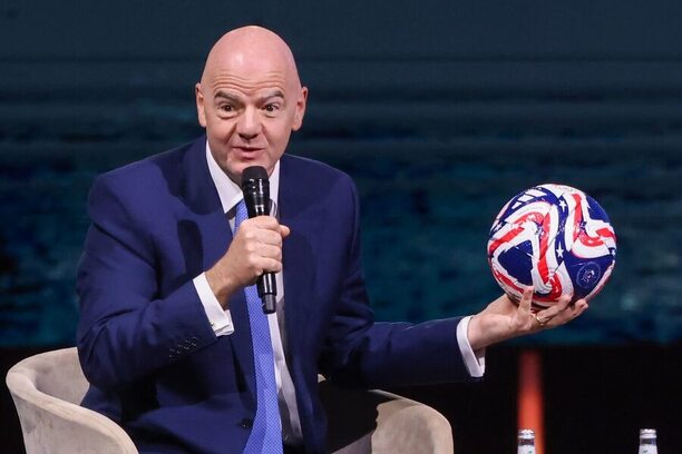 Gianni Infantino: prezident FIFA loboval za nový formát MS ve fotbale, na fotce propaguje oficiální míč turnaje MS 2026