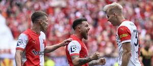 Vasil Kušej ze Slavie se raduje z gólu do sítě Baníku
