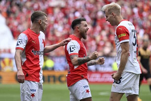 Vasil Kušej ze Slavie se raduje z gólu do sítě Baníku