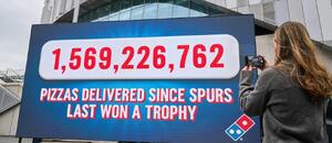 Spurs ukončili bolestné čekání na trofej, s kampaní přispěchala i Dominos Pizza